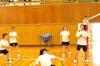く